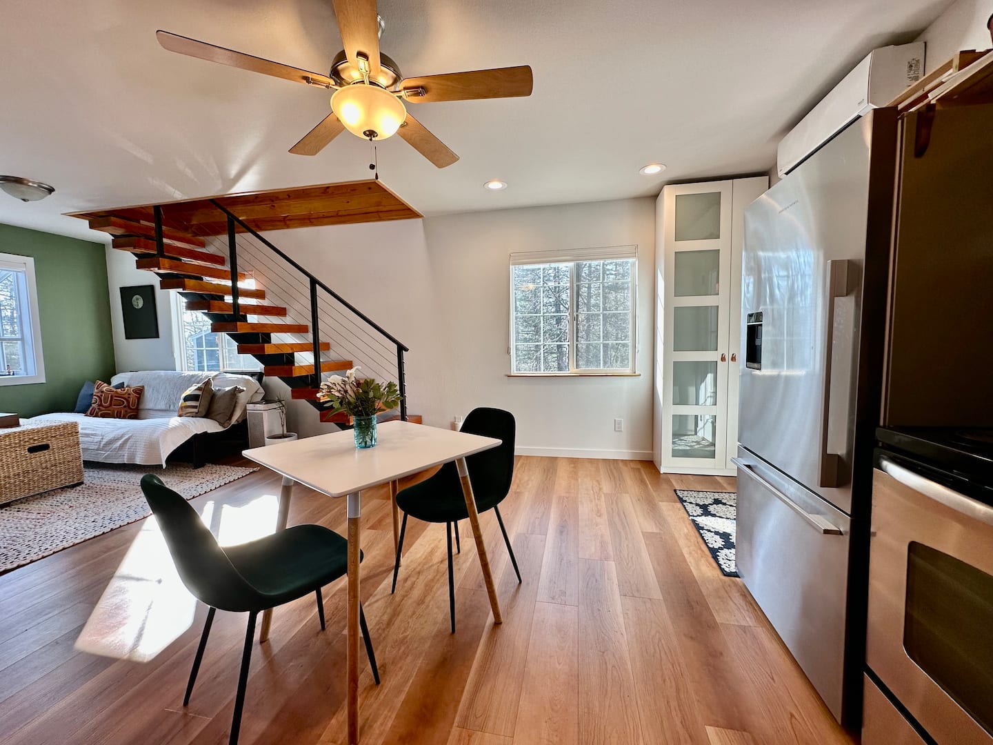 Dining area image 1