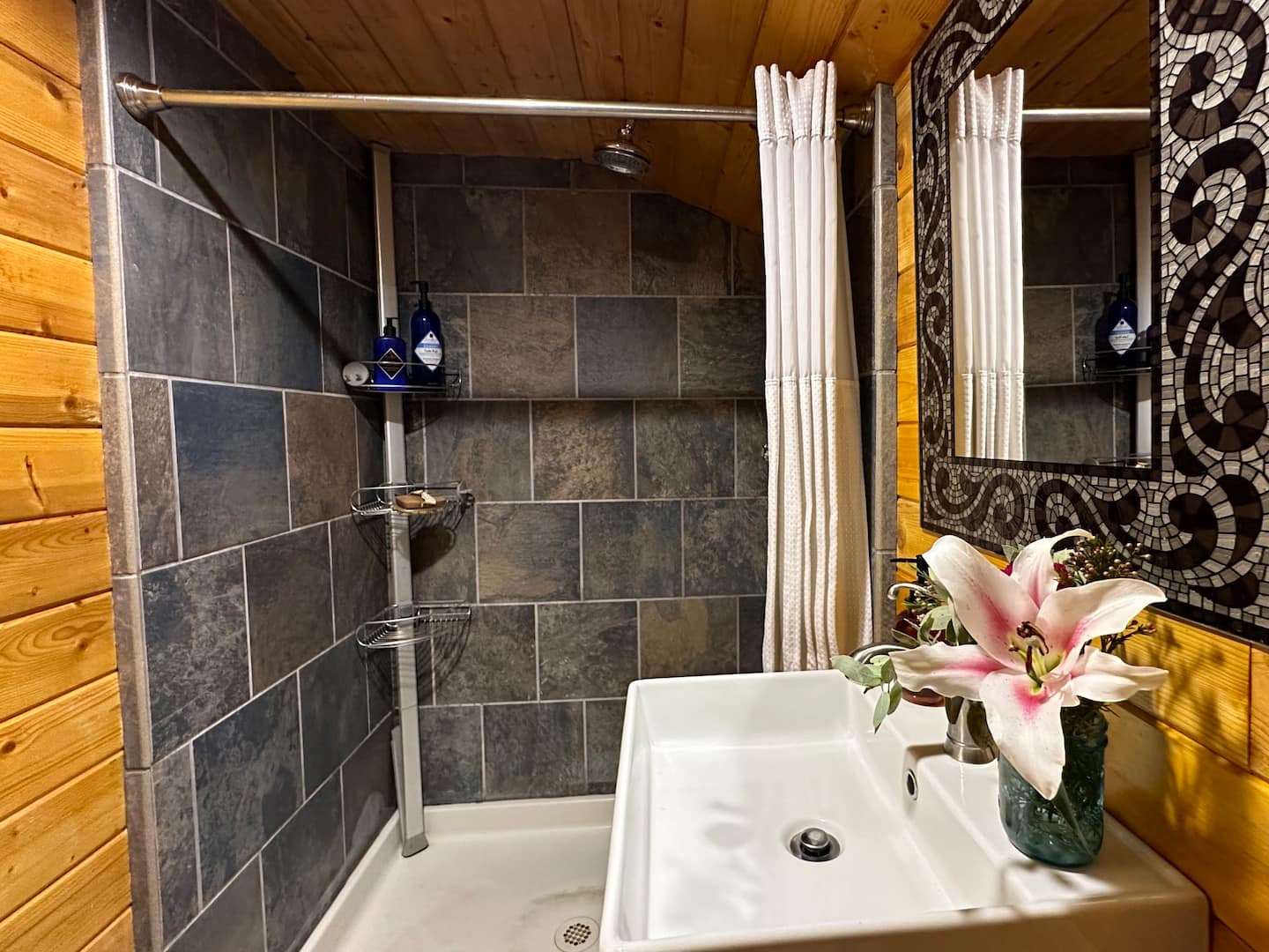 Full bathroom 1 image 1