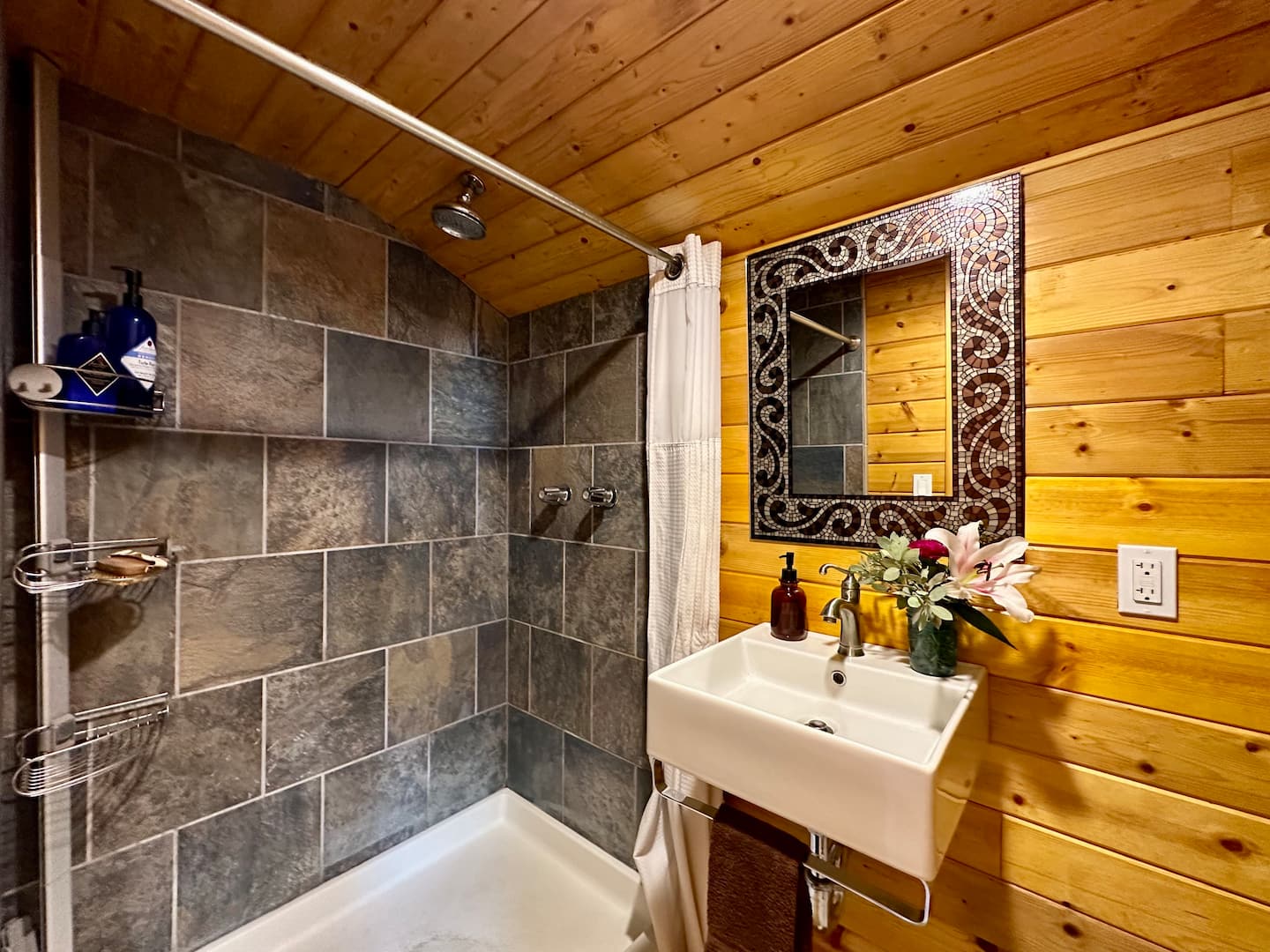 Full bathroom 1 image 2