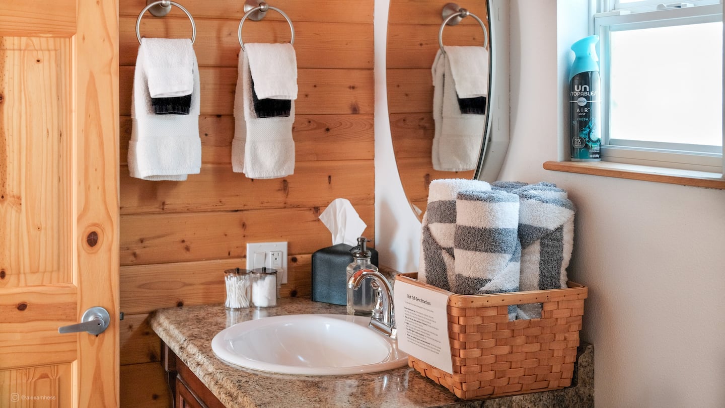 Full bathroom 1 image 1