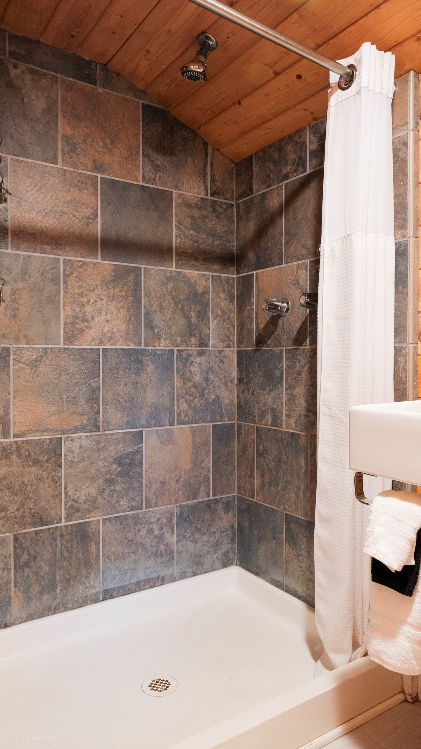 Full bathroom 2 image 3