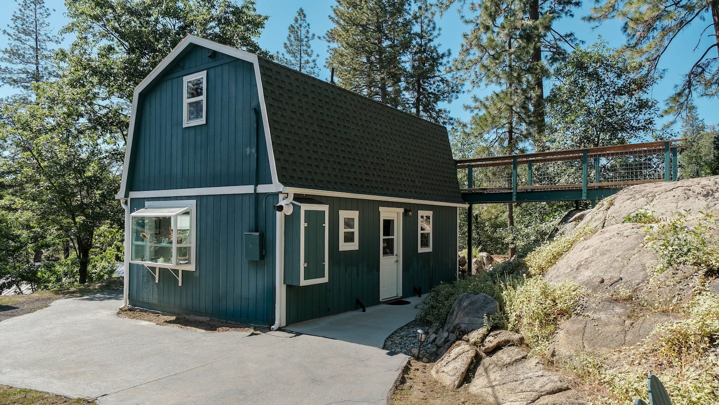 Exterior image 2