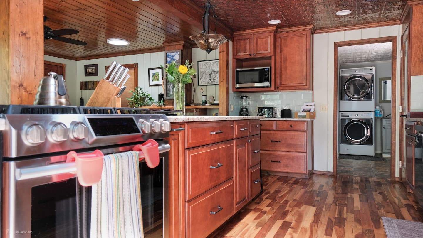 Full kitchen image 2
