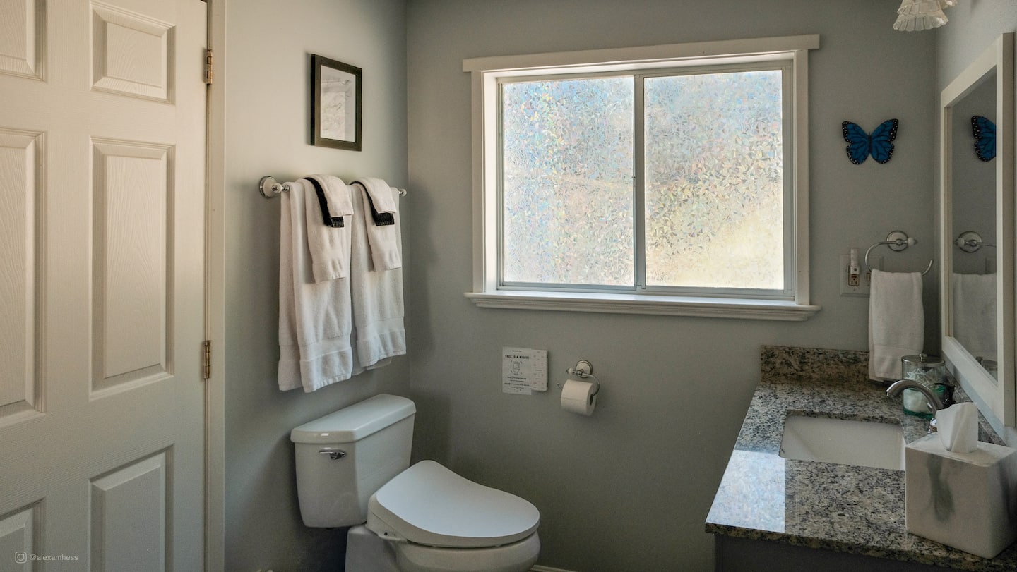Full bathroom image 1